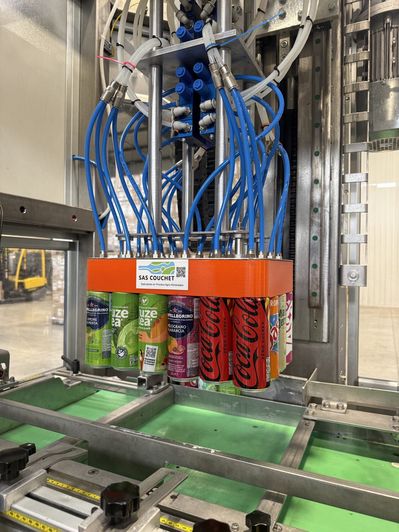 Outillage de prehension pour canettes Slick fabrique par SAS COUCHET sur ligne de production