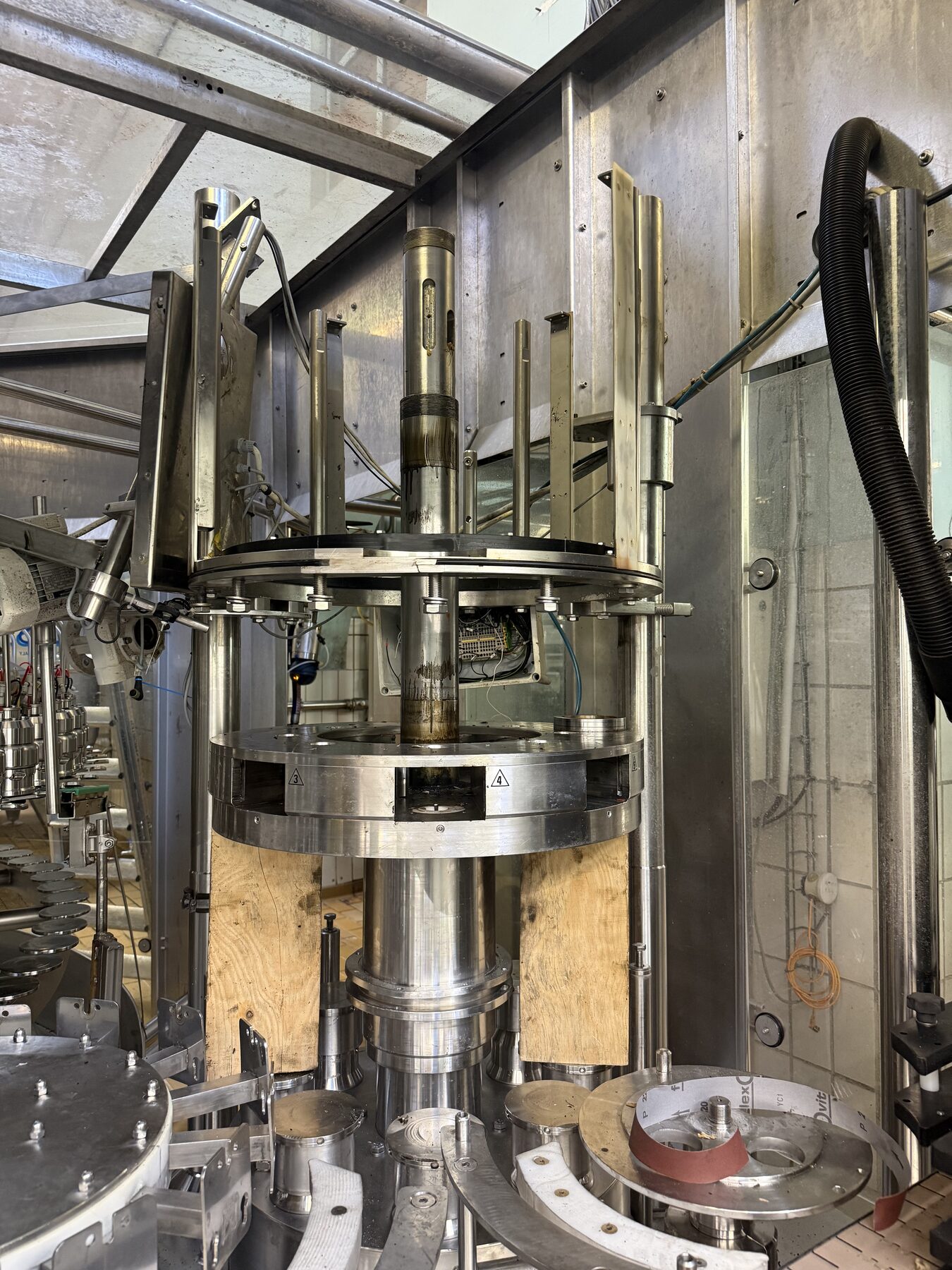 Partie haute d une boucheuse liege AROL avec pistons et organes de compression